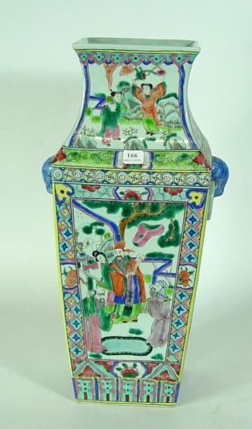 Vase en porcelaine à décor de personnages...
