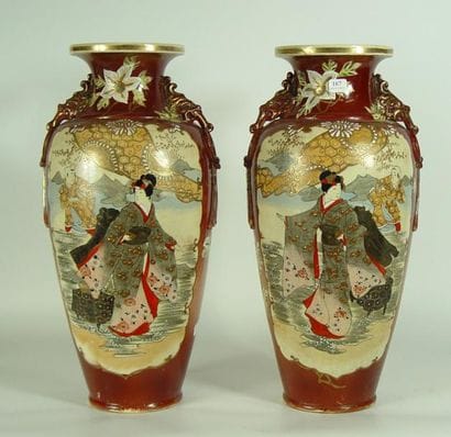 Paire de vases en porcelaine à décor de courtisanes...