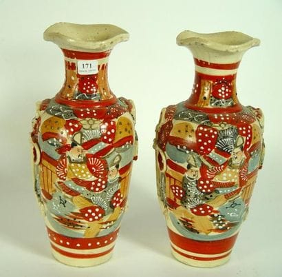 Paire de vases en porcelaine à décor de personnages....