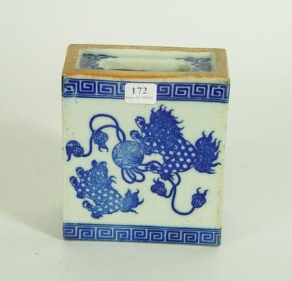 Vase à pinceaux en porcelaine bleue et blanche....