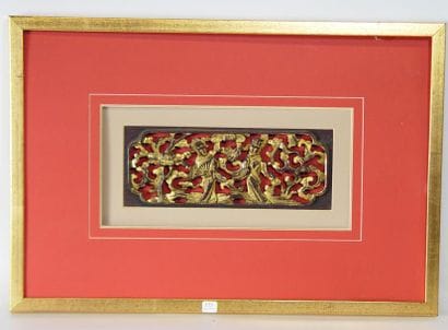 Bas relief en bois sculpté laqué et doré
