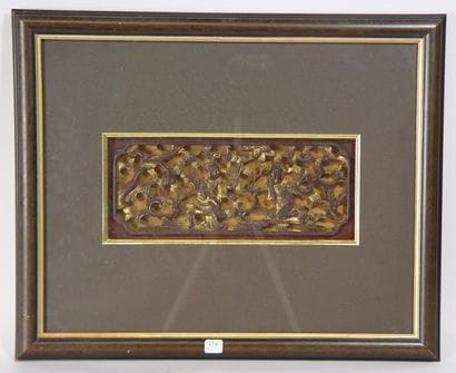 Bas relief en bois sculpté et laqué