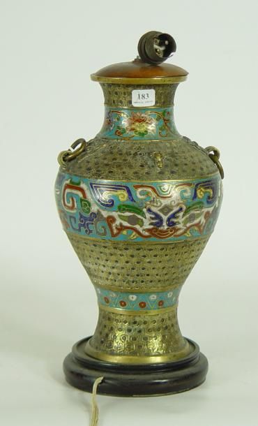 Vase en cloisonné, monté en lampe. H: 28...