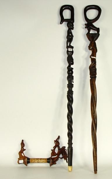 Deux cannes africaines en bois sculpté et...