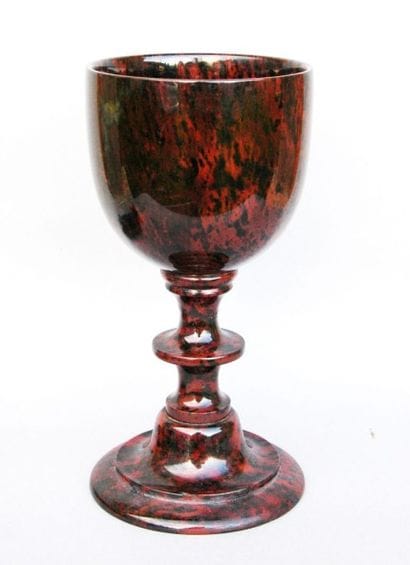 Coupe en serpentine brune veinée de rouge...