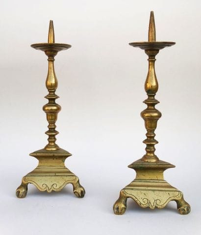 Paire de pique cierge en bronze. Fût balustre...
