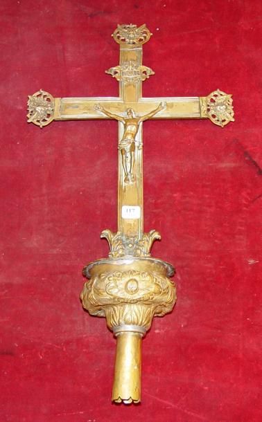 Croix de procession en bronze et cuivre doré....