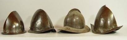 Ensemble comprenant trois casques: un morion...