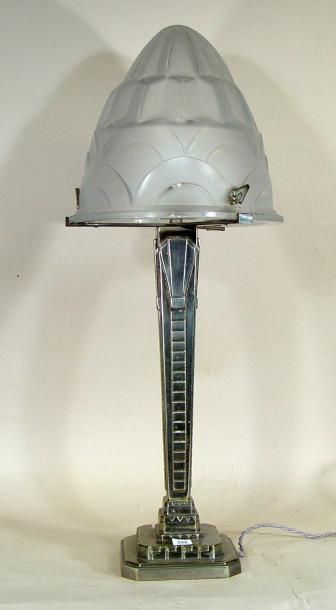 Une lampe en métal argenté et son abat-jour...