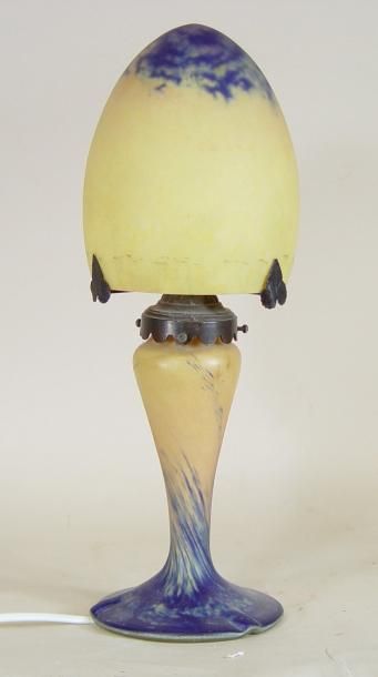 Une lampe en verre multicouches à couleur...