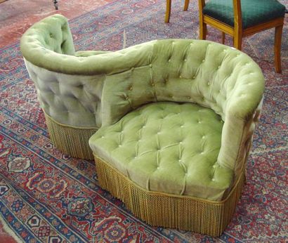 Un confident capitonné, velours vert.