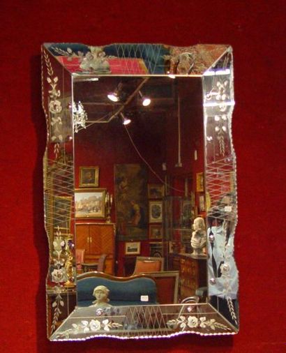 Un miroir rectangulaire dans le goût de ...