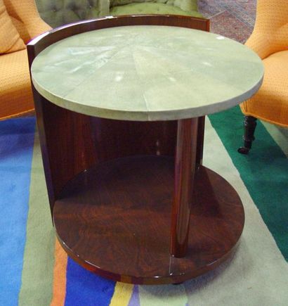 Une table basse de salon en placage d'acajou...