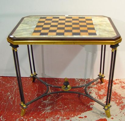 Une table basse à jeux , piètement métallique,...