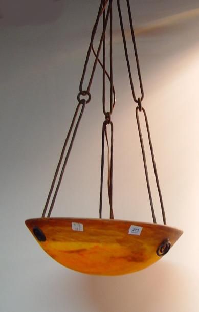 DEGUE
Une suspension en fer forgé et verre...