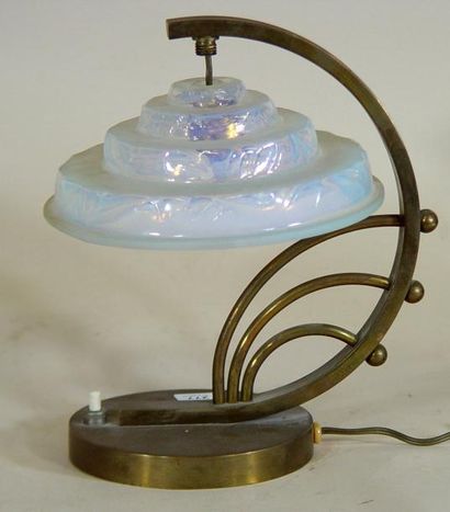 Une lampe en laiton et verre