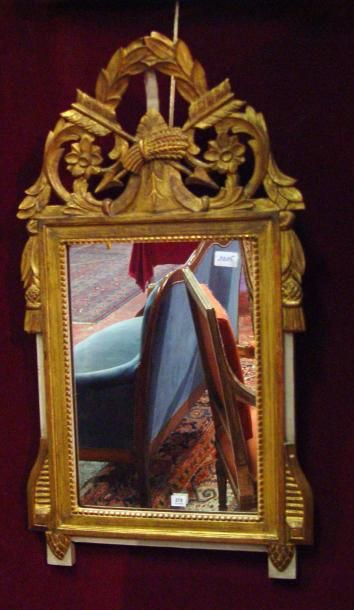 Un miroir, cadre en bois sculpté et doré....