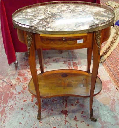 Une petite table ovale de salon en bois de...