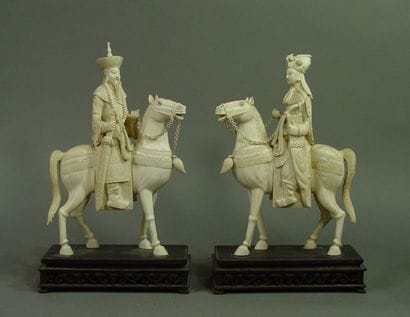 114- Paire de dignitaires sur leurs chevaux

Chine....