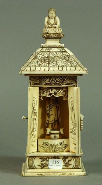 116- Chapelle en ivoire à deux portes avec...