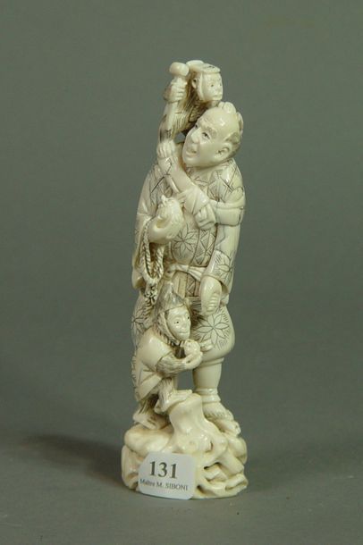 131- ''Homme et singes''

Okimono en ivoire

Cachet...