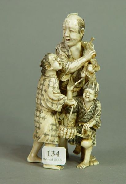 134- ''Homme, enfants et paysanne''

Okimono...
