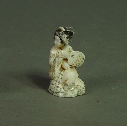 146- ''Geisha''

Netzuke en ivoire, signé

Début...