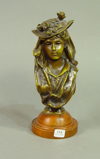 154- ''Jeune femme au chapeau''

Bronze signé...