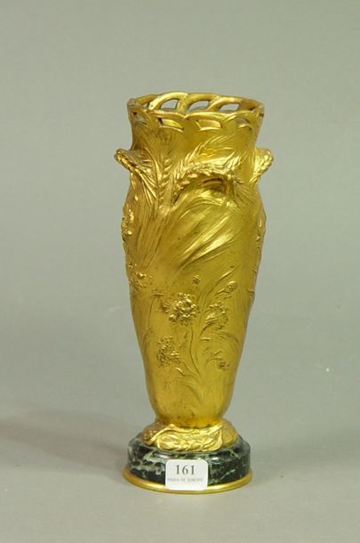 161- Vase en bronze doré à décor de fleurs...