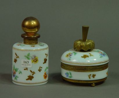163- Pot couvert et flacon en verre opalin

Montures...