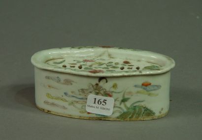 165- Boîte à grillons en porcelaine

Signée...