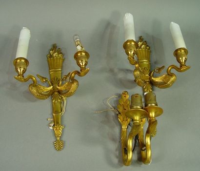 166- Deux paires d'appliques en bronze doré...