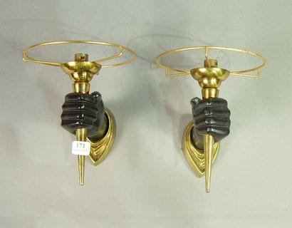 171- Paire d'appliques à décor de torchères...