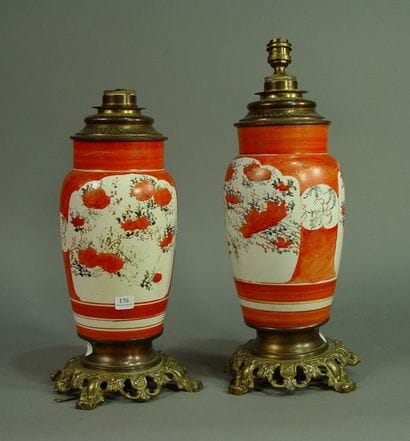 176- Paire de vases en porcelaine montés...