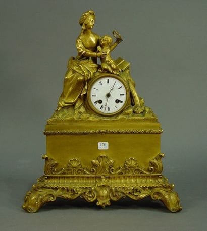178- Pendule en bronze doré à décor de femme...