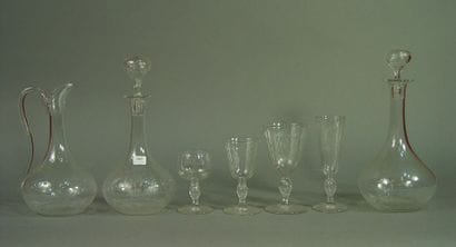 180- Service de verres en cristal gravé comprenant...