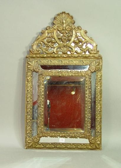 190- Miroir à parecloses, cadre en cuivre...