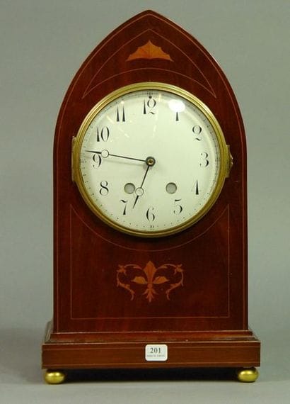 201- Pendule borne en bois de placage

Mouvement...