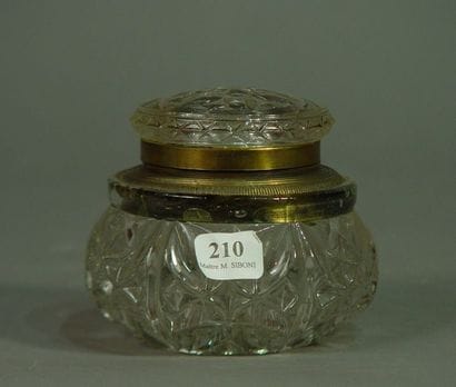 210- Encrier en verre moulé, monture en métal...