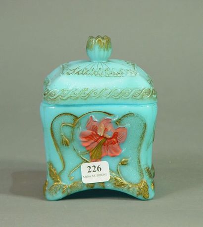 226- Pot couvert en verre opalin à décor...