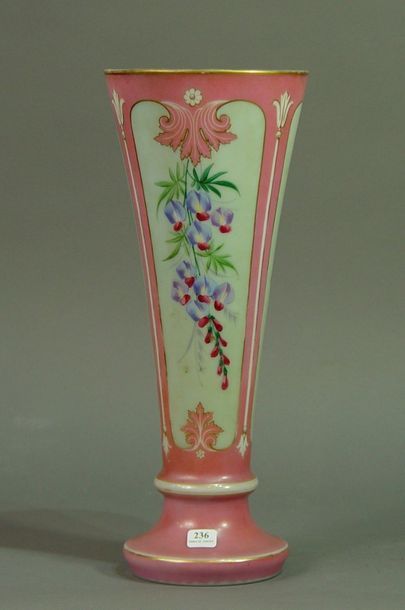 236- Vase en opaline à décor de glycines