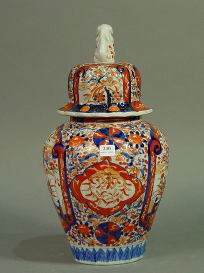 240- Pot couvert en porcelaine d'Imari à...
