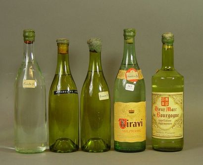 
Cinq bouteilles d'eau de vie

