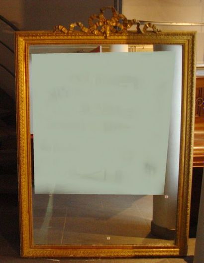 271- Miroir cadre en bois et pâte dorée à...
