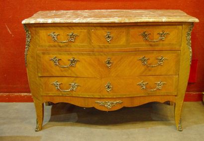 272- Commode en bois de placage ouvrant à...
