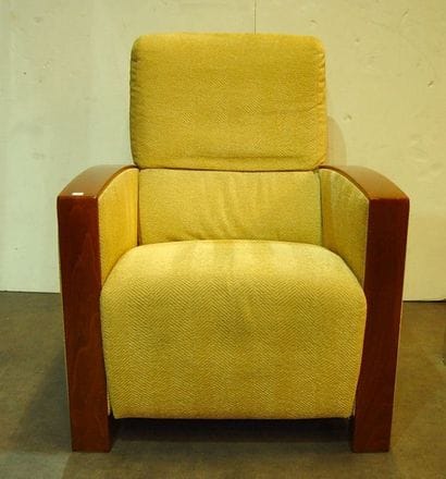 281- Fauteuil Club en tissu beige et bois...
