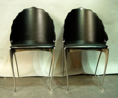 286- Paire de chaises en cuir noir et métal...