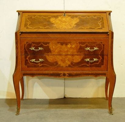 293- Bureau de pente en bois de placage

Il...
