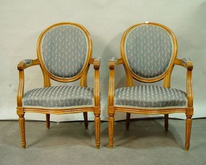 297- Paire de fauteuils Cabriolet de style...