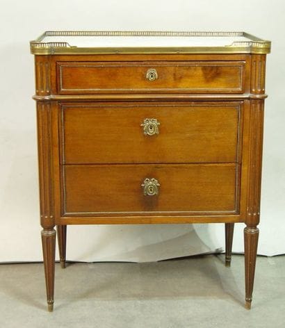 303- Commode trois tiroirs en placage d'acajou

Dessus...